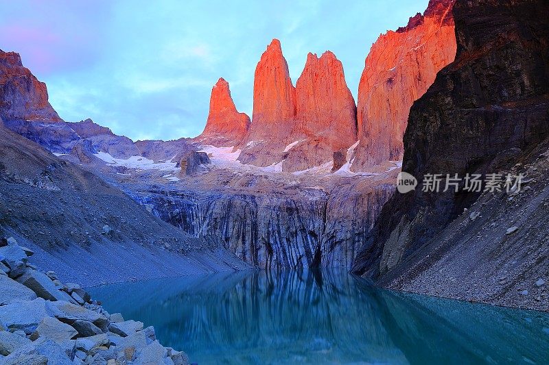 托雷斯德尔潘恩花岗岩日出，镜面湖，智利巴塔哥尼亚景观