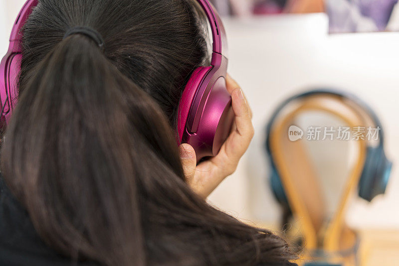 女孩戴着耳机听音乐
