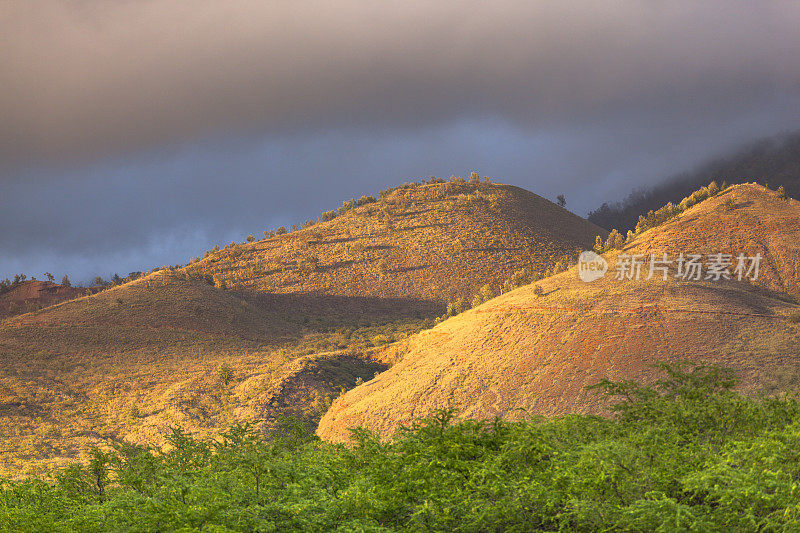 毛伊岛的火山口山在阳光下