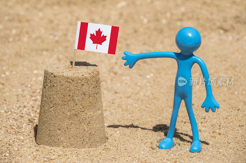 有加拿大国旗和人形的沙堡