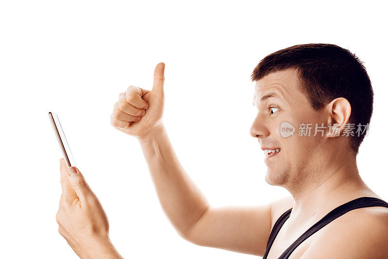 竖起大拇指的快乐男人正在看平板电脑上的好消息。人类的情感、反应、表情。