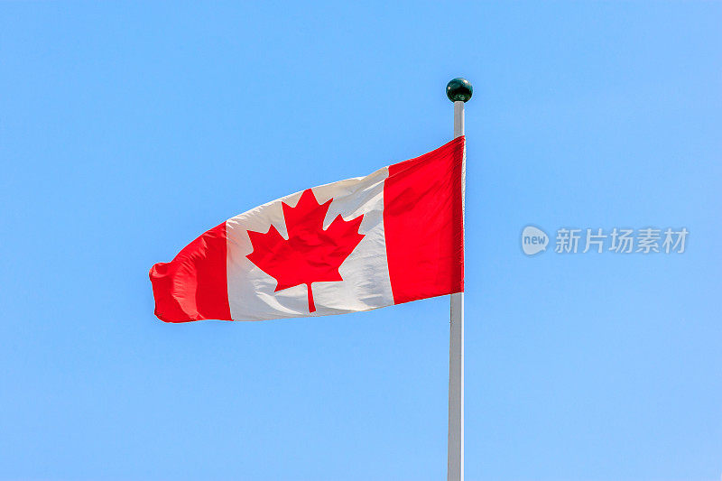 蓝天下的加拿大国旗