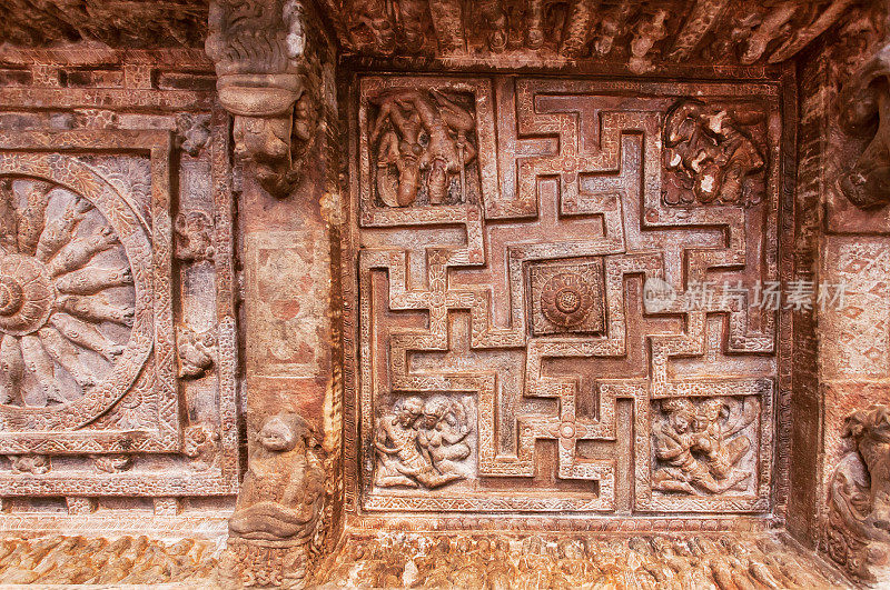 印度岩石切割建筑的背景。天花板上有雕刻的迷宫。印度巴达米镇6世纪的石窟寺