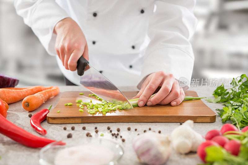 厨师正在切蔬菜。