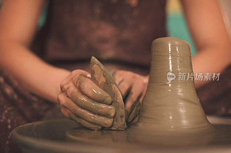 用粘土制作形状的女陶器艺术家