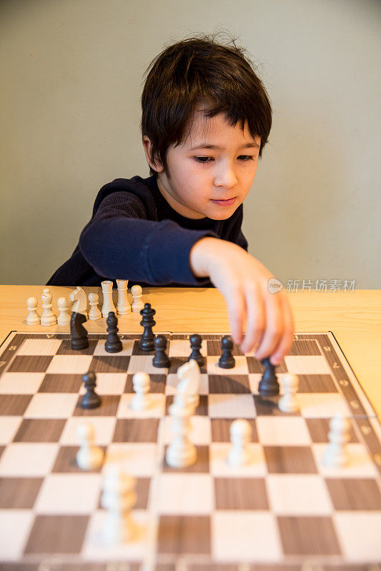 小男孩在下棋