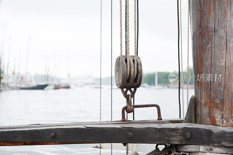 绳索，桅杆靠海，后面是港口