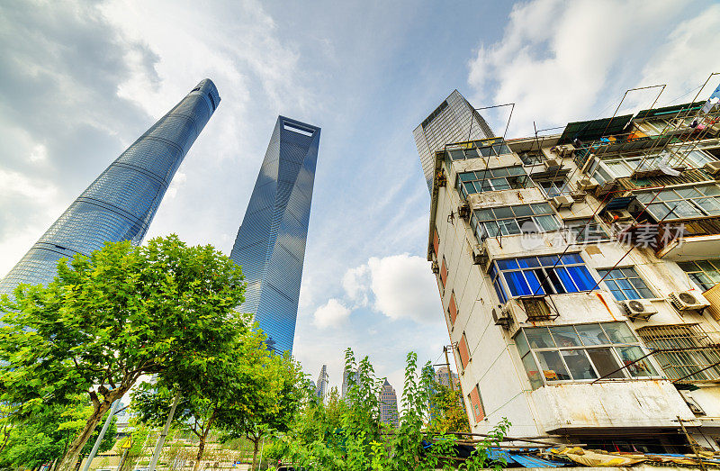 中国上海，老房子环绕着现代摩天大楼