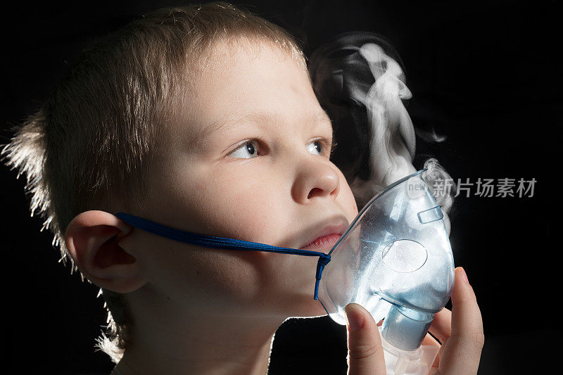 儿童通过喷雾器面罩呼吸