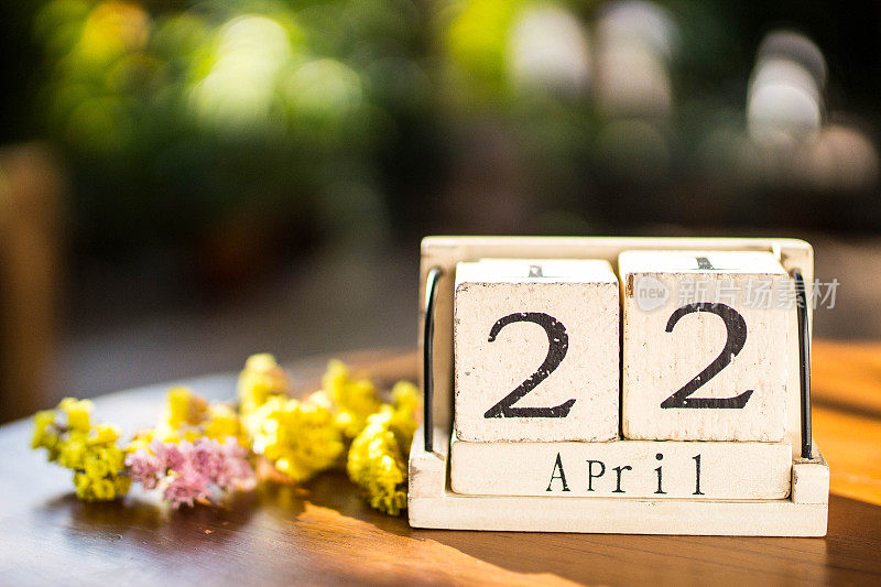 木桌上的木历显示了4月22日，以自然为背景的地球日