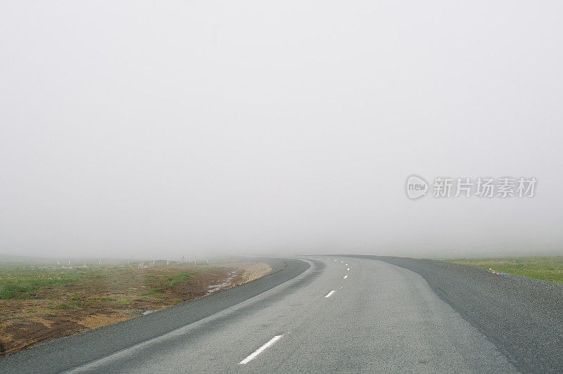 在危险的浓雾中，冰岛空旷的驾驶道路