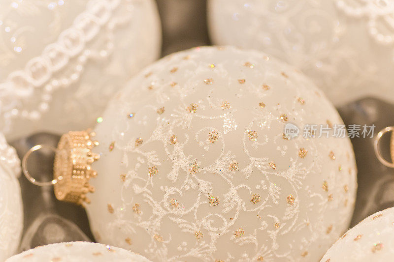 圣诞树球，精致的白色玻璃