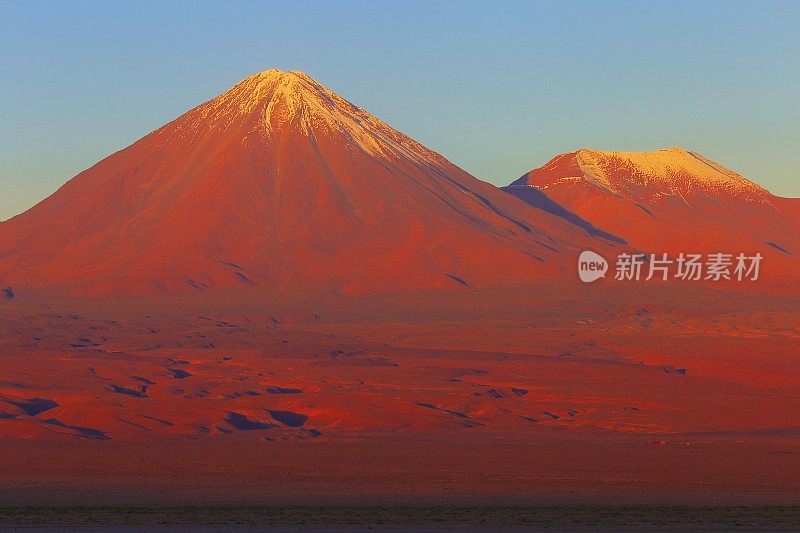 利坎卡武尔和尤里科斯雪山火山和田园般的阿塔卡马沙漠高原草原在金色的日落，火山景观全景-圣佩德罗阿塔卡马，智利，Bolívia和阿根廷边境