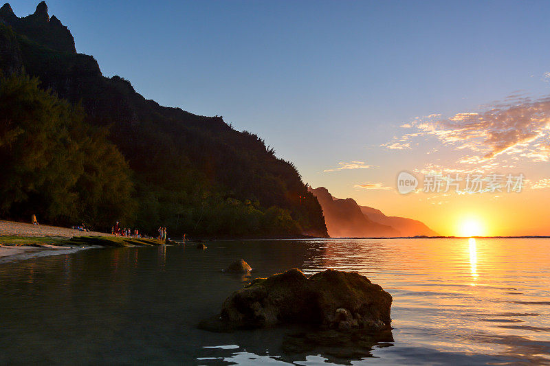 美丽的纳帕利海岸日落在科伊海滩在考艾岛北岸