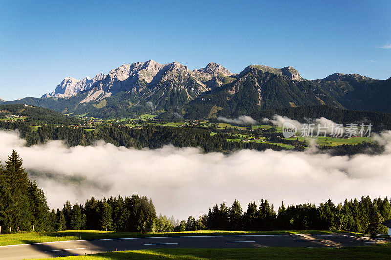 奥地利阿尔卑斯山脉施拉德明山谷上空的雾