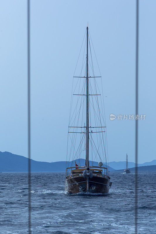 在土耳其穆格拉的波德鲁姆湾，传统的帆船在蓝色之旅中航行