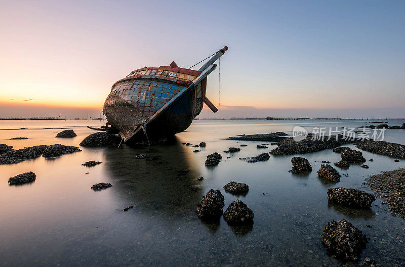 美丽的日落，船在海上坠毁，风景泰国