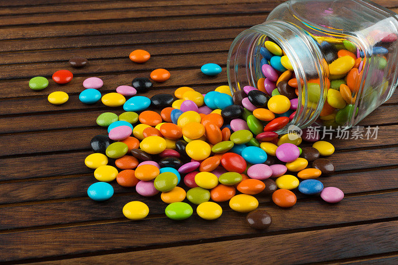 糖果在桌子上的玻璃罐里