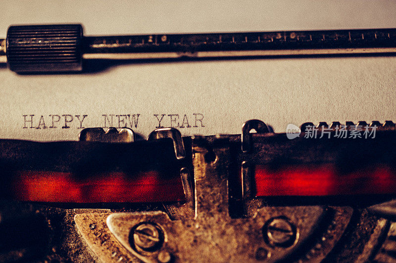 “新年快乐”是用一台旧打字机打出的