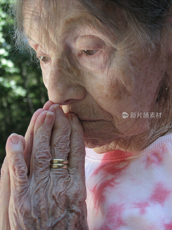 老妇人祈祷