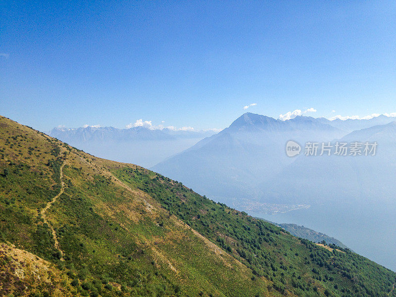 来的人看到山