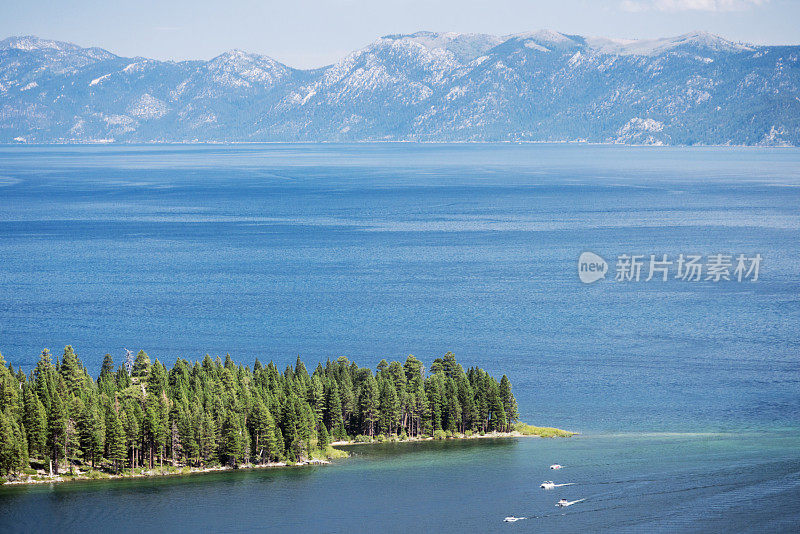 蓝色的太浩湖翡翠湾山景观美国加州