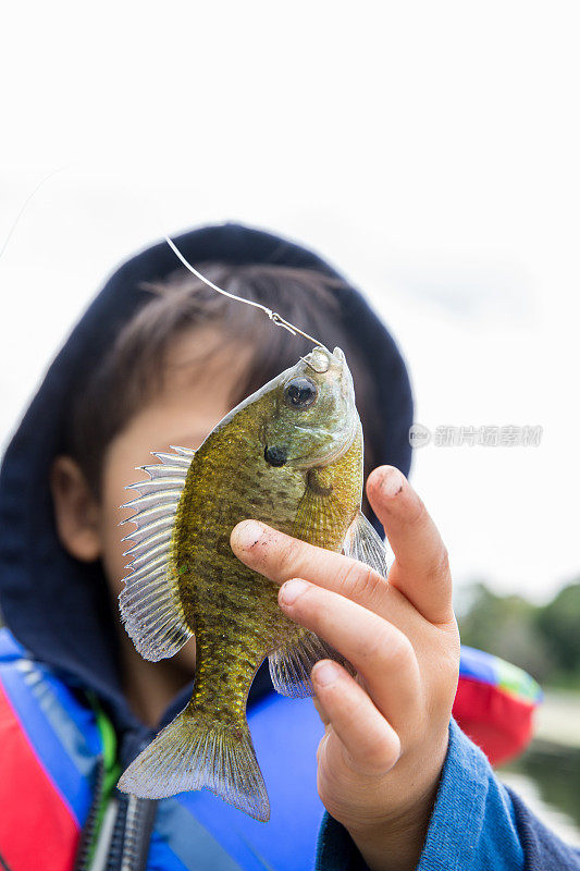 钓到了一条鱼