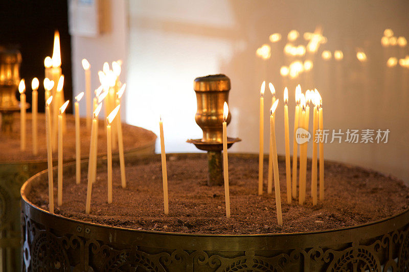 蜡烛在教堂中燃烧火焰，照亮心灵的象征