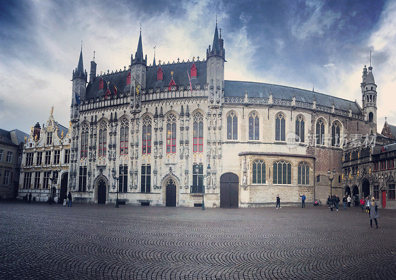布鲁日市政厅在堡广场观光，比利时