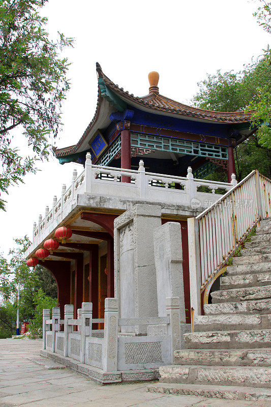 2014年5月10日，中国河北省唐山市凤凰山公园中式传统亭子