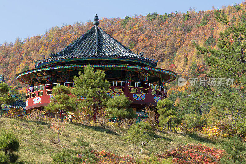中国的佛寺在秋天