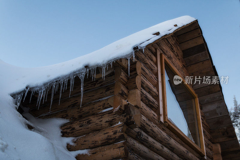 屋顶窗户被雪覆盖