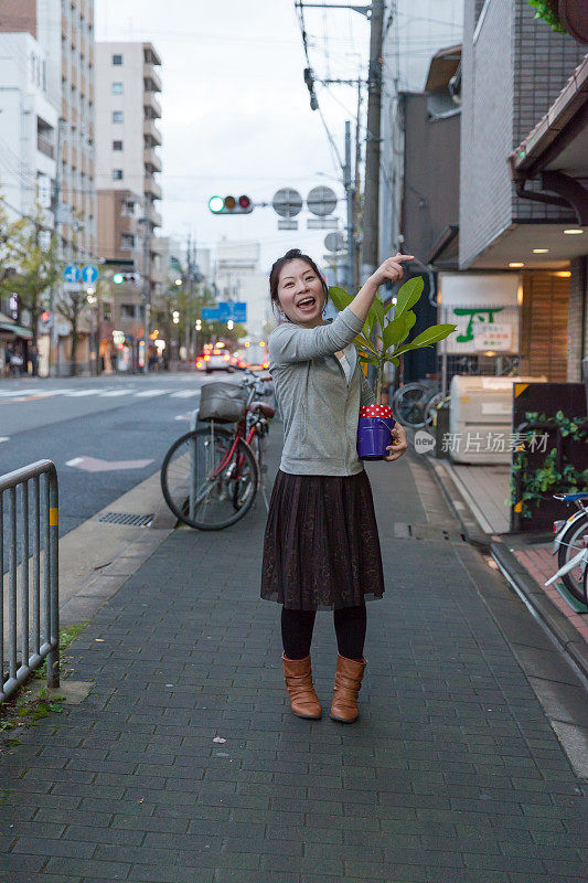 女人带着植物