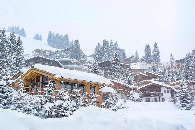 冬季滑雪胜地的小木屋在阿尔卑斯山的雪地里