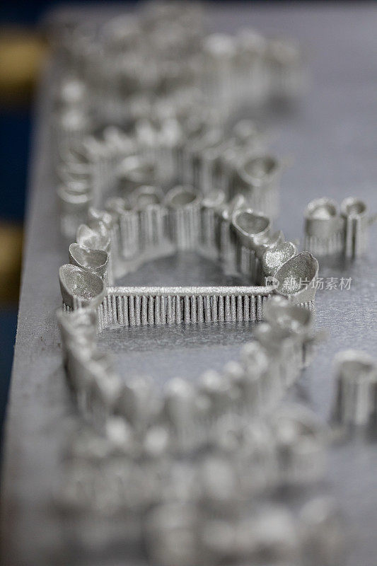 牙齿经过3D金属粉末打印出来