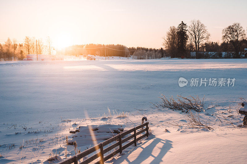 冬日雪景日落时分的田园雪景