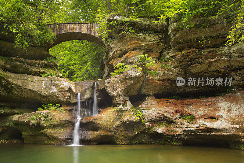 瀑布和桥在霍克山州立公园，俄亥俄州，美国