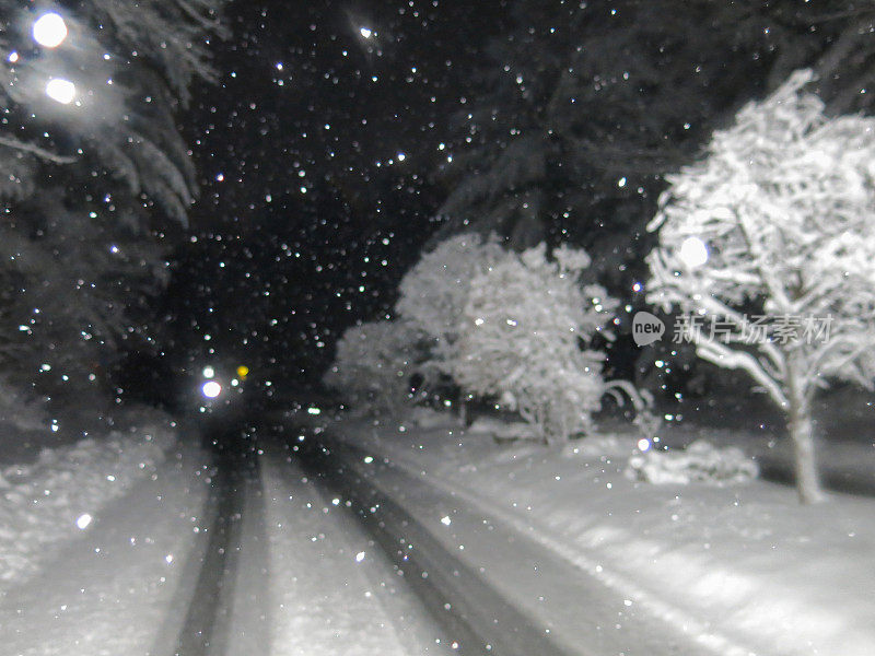 下雪的冬天危险的夜晚道路驾驶条件