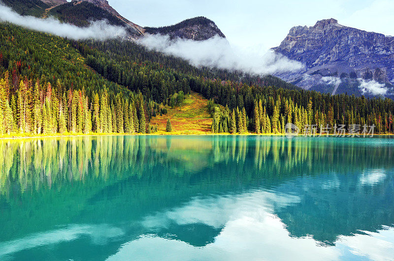 加拿大Yoho国家公园，美丽的翡翠湖