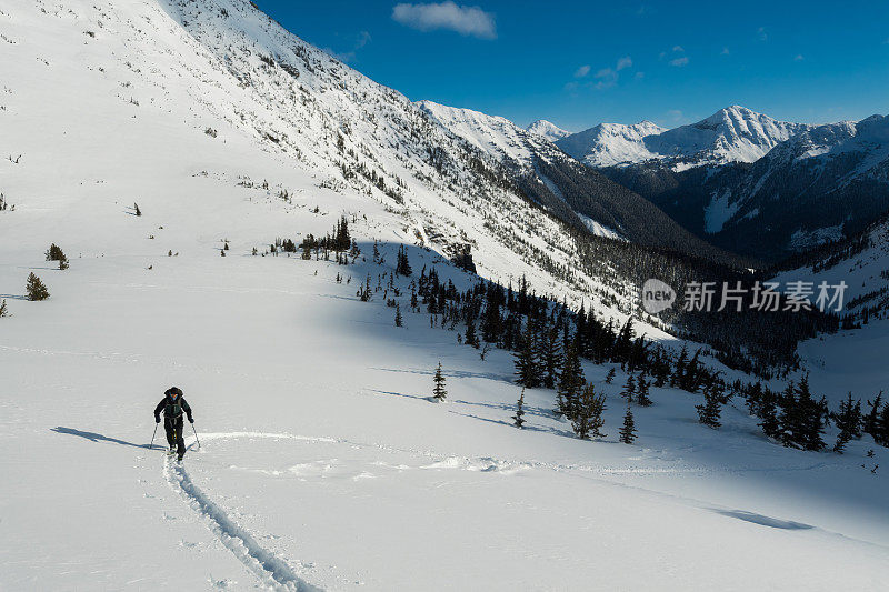 男性野外滑雪旅游