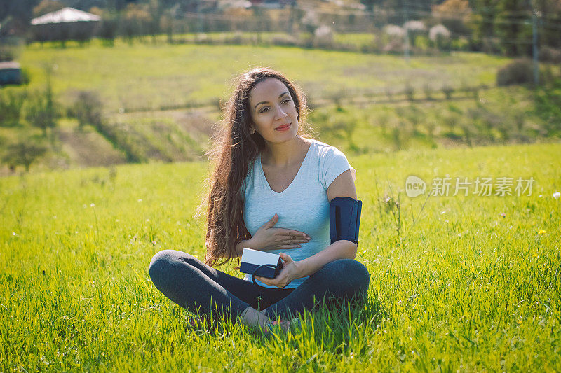 一个正在测量血压的女人