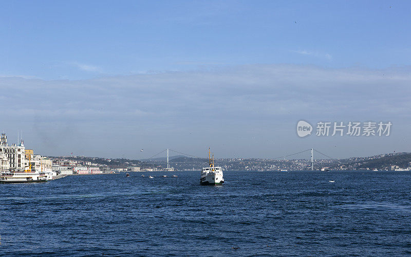 客船抵达土耳其伊斯坦布尔米诺努法提赫附近的金角湾和加拉塔大桥
