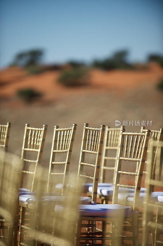 金色木椅和枕头在一起的沙漠仪式场景