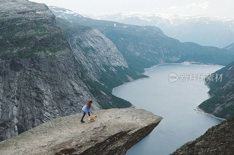 带着狗的女人在欣赏巨魔之洞的风景