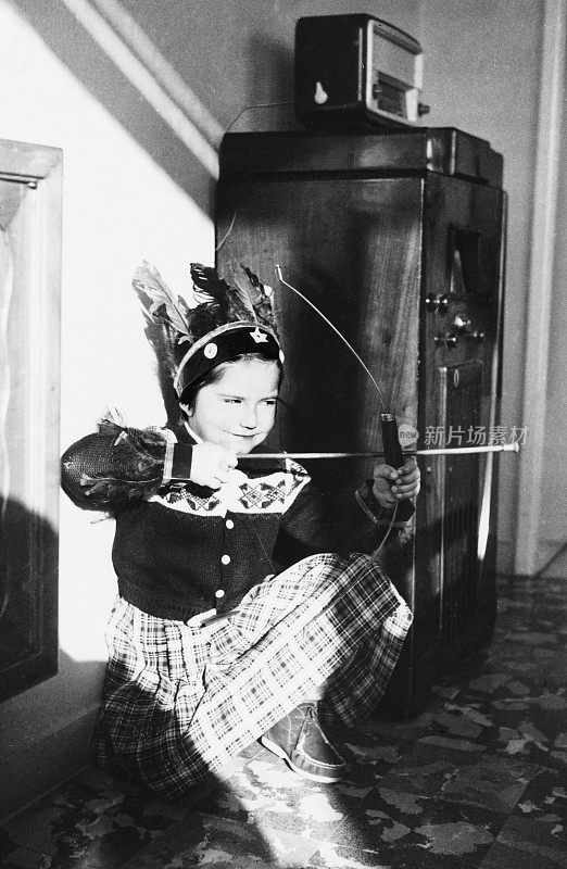 1955年，一个女孩在玩弓箭