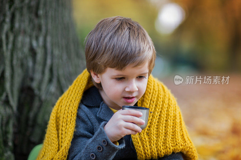 甜蜜的男孩在喝茶