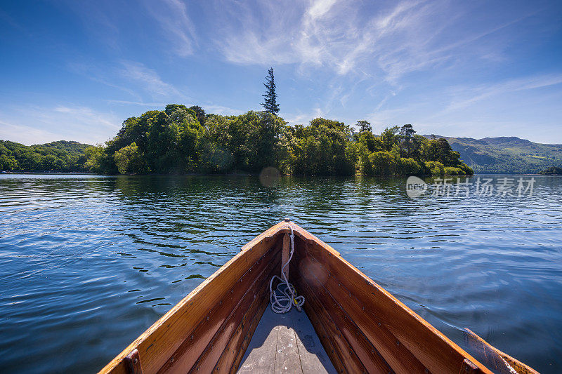 从英国Keswick附近的Derwentwater湖上的木船上观看