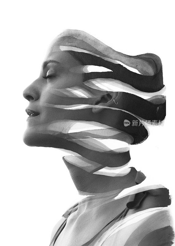 Paintography。双曝光肖像一个宁静的女人的侧面结合手绘水墨画，黑色和白色