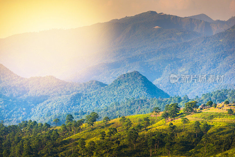 泰国北部的山景，日出和薄雾