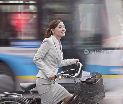 中国女商人在北京市区骑自行车